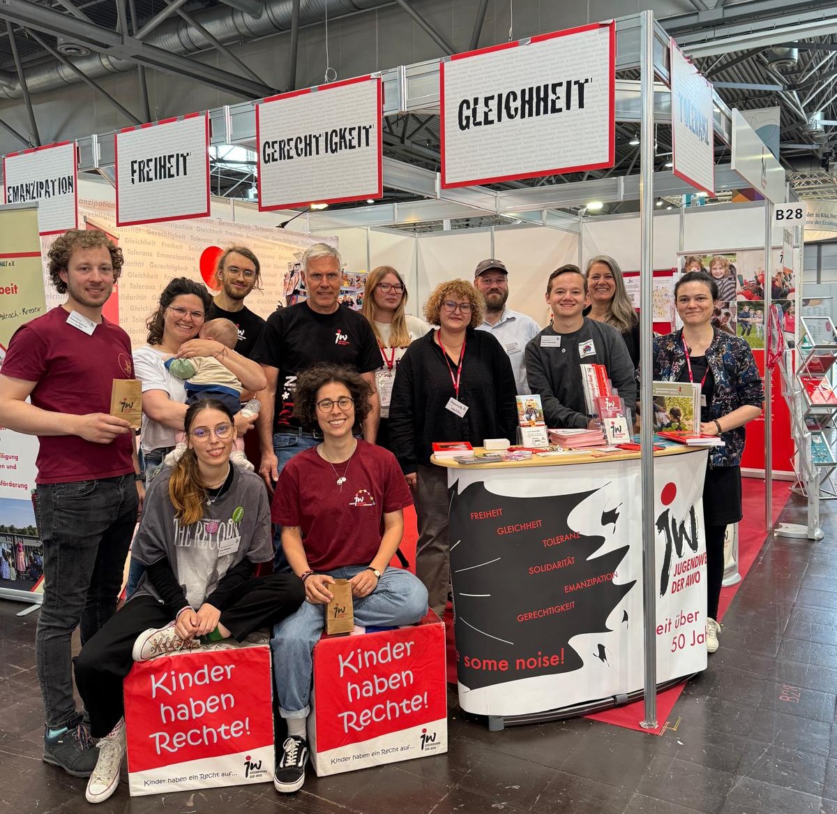 Gruppe an Jugendwerker:innen rund um den Stand am DJHT